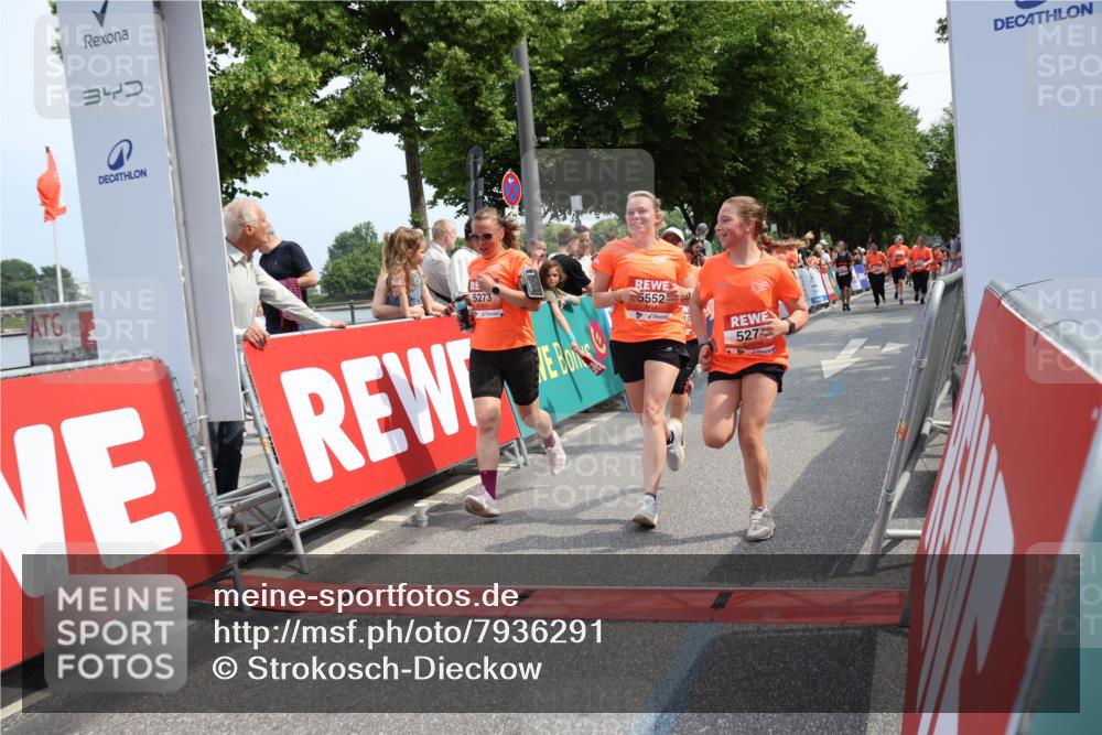 15.06.2025 - REWE Women's Run Strokosch-Dieckow http://msf.ph/oto/7936291 15.06.2025 11:09:24 Ziel 5095, 5104, 5139, 5215, 5253, 5273, 5274, 5552 meine-sportfotos.de