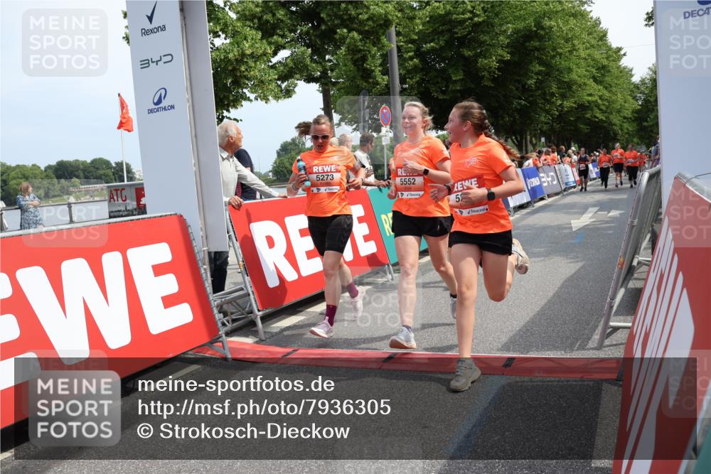 15.06.2025 - REWE Women's Run Strokosch-Dieckow http://msf.ph/oto/7936305 15.06.2025 11:09:24 Ziel 5095, 5104, 5139, 5215, 5253, 5273, 5274, 5552 meine-sportfotos.de