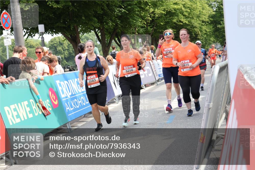 15.06.2025 - REWE Women's Run Strokosch-Dieckow http://msf.ph/oto/7936343 15.06.2025 11:09:30 Ziel 5145, 5215, 5256, 5273, 5274, 5384, 5552, 5583, 5615 meine-sportfotos.de