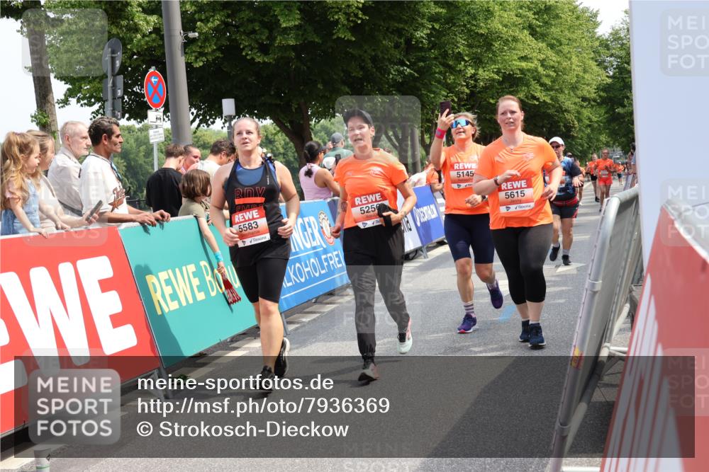 15.06.2025 - REWE Women's Run Strokosch-Dieckow http://msf.ph/oto/7936369 15.06.2025 11:09:31 Ziel 5145, 5215, 5256, 5273, 5384, 5552, 5583, 5615 meine-sportfotos.de