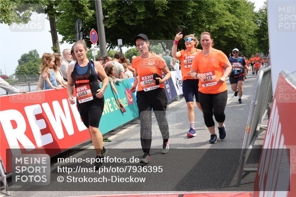 15.06.2025 - REWE Women's Run Strokosch-Dieckow http://msf.ph/oto/7936395 15.06.2025 11:09:31 Ziel 5145, 5215, 5256, 5273, 5384, 5552, 5583, 5615 meine-sportfotos.de
