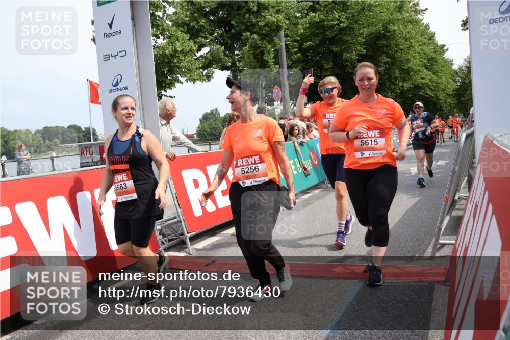 15.06.2025 - REWE Women's Run Strokosch-Dieckow http://msf.ph/oto/7936430 15.06.2025 11:09:32 Ziel 5145, 5215, 5256, 5384, 5583, 5615 meine-sportfotos.de