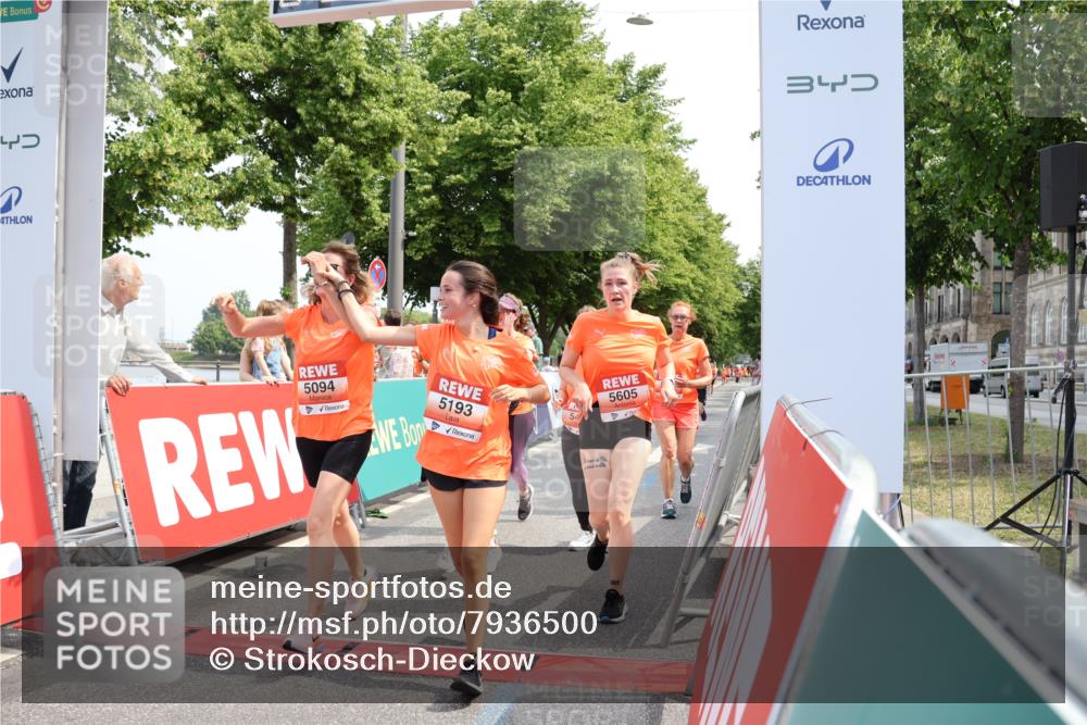 15.06.2025 - REWE Women's Run Strokosch-Dieckow http://msf.ph/oto/7936500 15.06.2025 11:09:41 Ziel 5010, 5094, 5141, 5173, 5193, 5211, 5384, 5493, 5494, 5605 meine-sportfotos.de