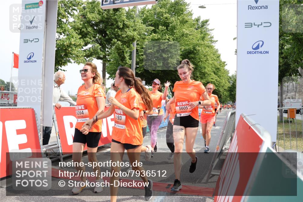 15.06.2025 - REWE Women's Run Strokosch-Dieckow http://msf.ph/oto/7936512 15.06.2025 11:09:42 Ziel 5010, 5094, 5141, 5173, 5193, 5211, 5493, 5494, 5605 meine-sportfotos.de