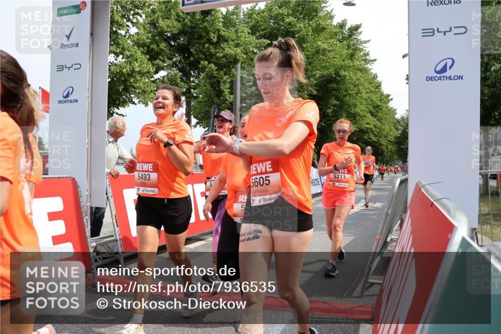 15.06.2025 - REWE Women's Run Strokosch-Dieckow http://msf.ph/oto/7936535 15.06.2025 11:09:42 Ziel 5010, 5094, 5141, 5173, 5193, 5211, 5493, 5494, 5605 meine-sportfotos.de