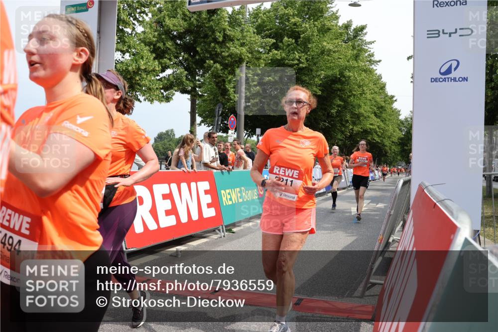 15.06.2025 - REWE Women's Run Strokosch-Dieckow http://msf.ph/oto/7936559 15.06.2025 11:09:43 Ziel 5010, 5094, 5141, 5173, 5193, 5211, 5493, 5494, 5605 meine-sportfotos.de