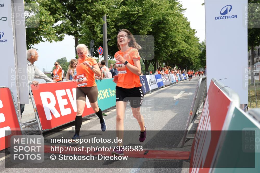 15.06.2025 - REWE Women's Run Strokosch-Dieckow http://msf.ph/oto/7936583 15.06.2025 11:09:45 Ziel 5010, 5094, 5141, 5173, 5193, 5211, 5493, 5494, 5605 meine-sportfotos.de