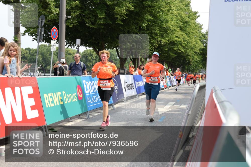 15.06.2025 - REWE Women's Run Strokosch-Dieckow http://msf.ph/oto/7936596 15.06.2025 11:09:55 Ziel 5147, 5241, 5315 meine-sportfotos.de