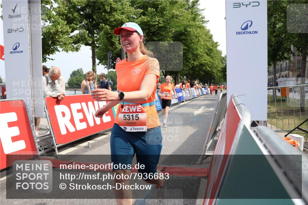15.06.2025 - REWE Women's Run Strokosch-Dieckow http://msf.ph/oto/7936683 15.06.2025 11:09:57 Ziel 5147, 5241, 5315 meine-sportfotos.de