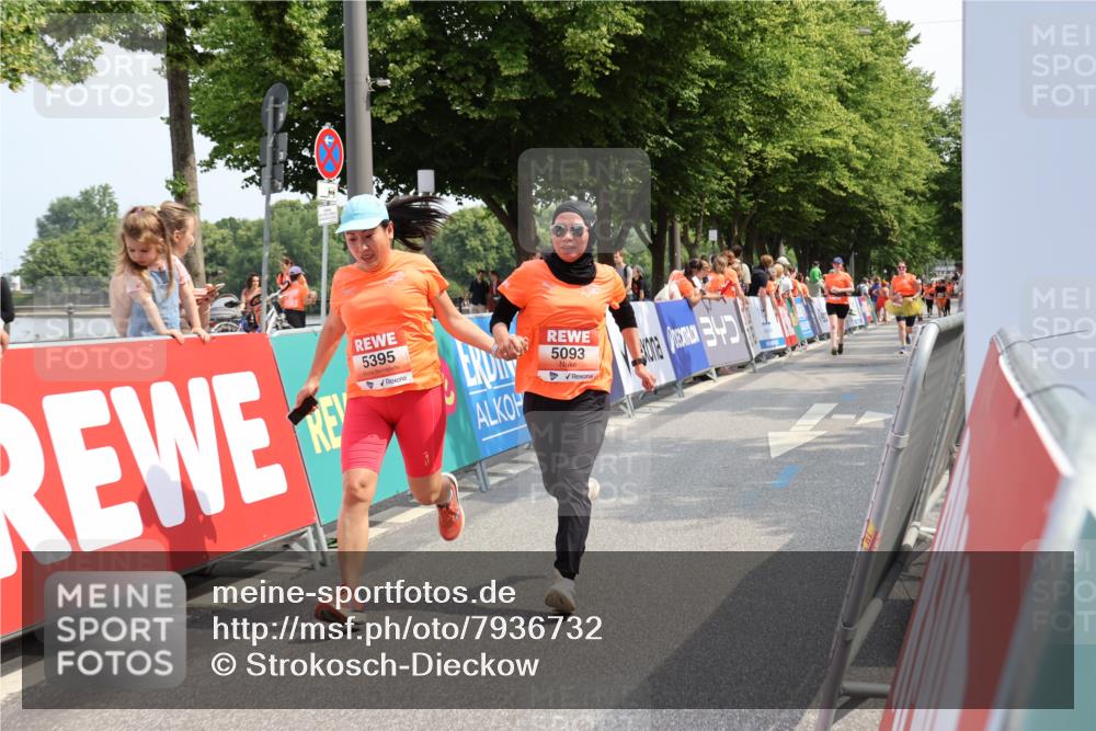 15.06.2025 - REWE Women's Run Strokosch-Dieckow http://msf.ph/oto/7936732 15.06.2025 11:10:06 Ziel 5093, 5395 meine-sportfotos.de