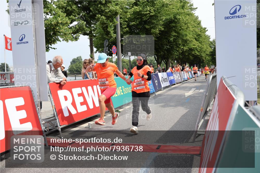 15.06.2025 - REWE Women's Run Strokosch-Dieckow http://msf.ph/oto/7936738 15.06.2025 11:10:07 Ziel 5093, 5395 meine-sportfotos.de