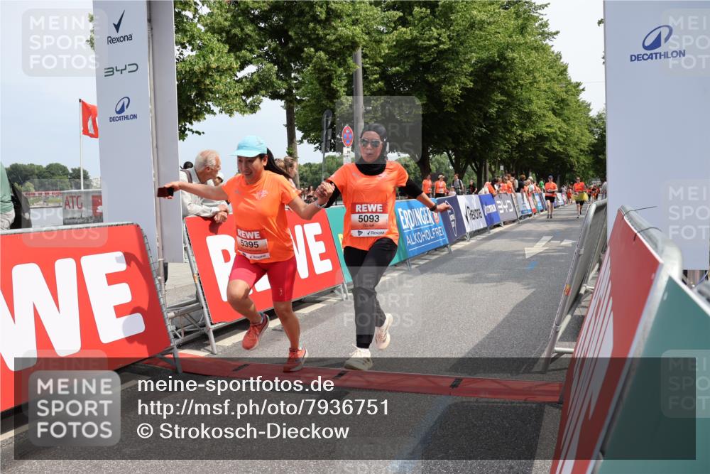 15.06.2025 - REWE Women's Run Strokosch-Dieckow http://msf.ph/oto/7936751 15.06.2025 11:10:07 Ziel 5093, 5395 meine-sportfotos.de