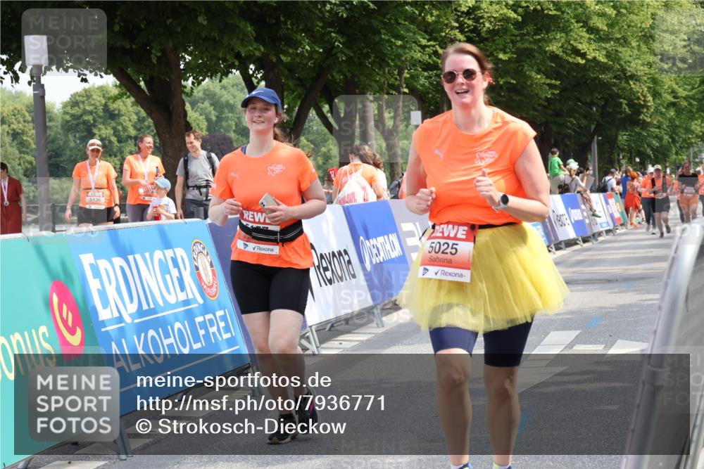 15.06.2025 - REWE Women's Run Strokosch-Dieckow http://msf.ph/oto/7936771 15.06.2025 11:10:13 Ziel 5025, 5093, 5157, 5395 meine-sportfotos.de