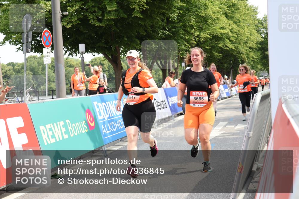15.06.2025 - REWE Women's Run Strokosch-Dieckow http://msf.ph/oto/7936845 15.06.2025 11:10:25 Ziel 5488, 5545, 5547, 5612, 5665 meine-sportfotos.de