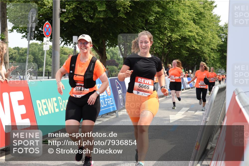 15.06.2025 - REWE Women's Run Strokosch-Dieckow http://msf.ph/oto/7936854 15.06.2025 11:10:25 Ziel 5488, 5545, 5547, 5612, 5665 meine-sportfotos.de