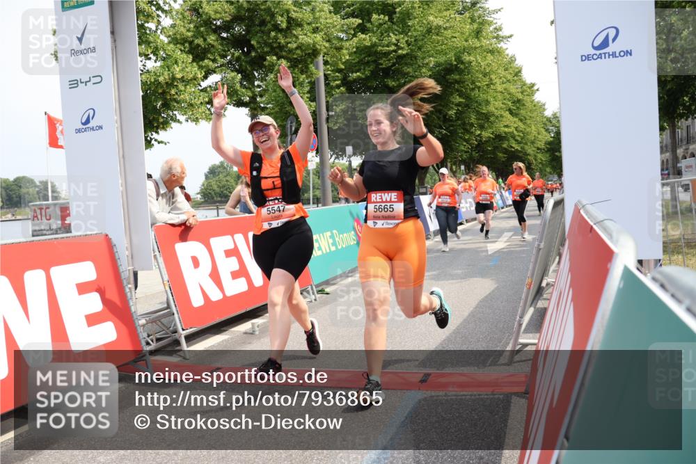15.06.2025 - REWE Women's Run Strokosch-Dieckow http://msf.ph/oto/7936865 15.06.2025 11:10:26 Ziel 5488, 5545, 5547, 5612, 5665 meine-sportfotos.de