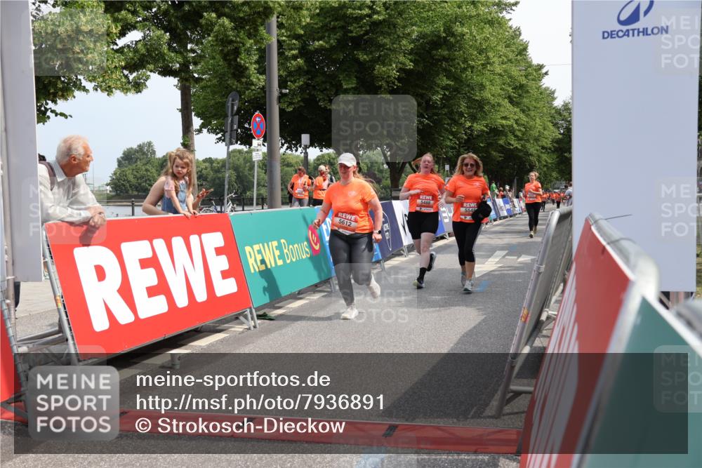15.06.2025 - REWE Women's Run Strokosch-Dieckow http://msf.ph/oto/7936891 15.06.2025 11:10:27 Ziel 5171, 5488, 5545, 5547, 5612, 5665 meine-sportfotos.de