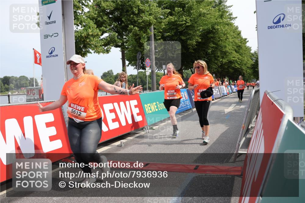 15.06.2025 - REWE Women's Run Strokosch-Dieckow http://msf.ph/oto/7936936 15.06.2025 11:10:29 Ziel 5171, 5488, 5545, 5547, 5612, 5665 meine-sportfotos.de