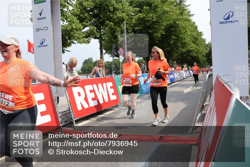 15.06.2025 - REWE Women's Run Strokosch-Dieckow http://msf.ph/oto/7936945 15.06.2025 11:10:29 Ziel 5171, 5488, 5545, 5547, 5612, 5665 meine-sportfotos.de