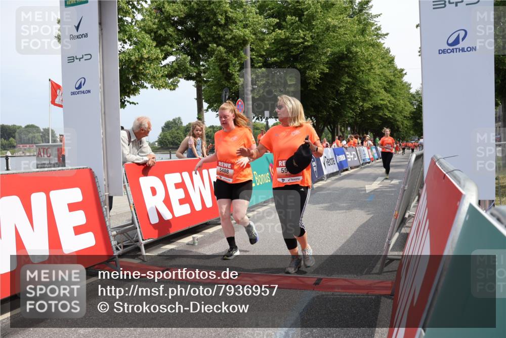 15.06.2025 - REWE Women's Run Strokosch-Dieckow http://msf.ph/oto/7936957 15.06.2025 11:10:29 Ziel 5171, 5488, 5545, 5547, 5612, 5665 meine-sportfotos.de