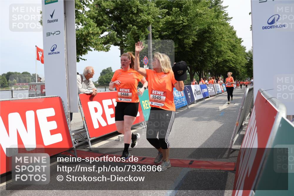 15.06.2025 - REWE Women's Run Strokosch-Dieckow http://msf.ph/oto/7936966 15.06.2025 11:10:30 Ziel 5171, 5488, 5545, 5547, 5612, 5665 meine-sportfotos.de