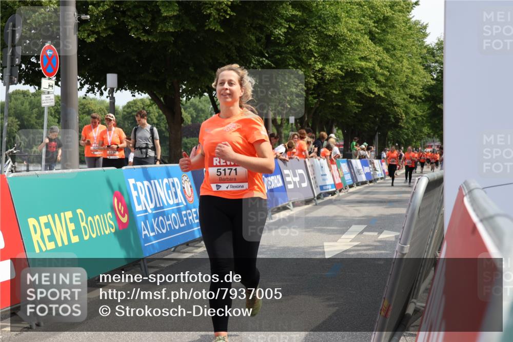 15.06.2025 - REWE Women's Run Strokosch-Dieckow http://msf.ph/oto/7937005 15.06.2025 11:10:33 Ziel 5171, 5488, 5545, 5612 meine-sportfotos.de