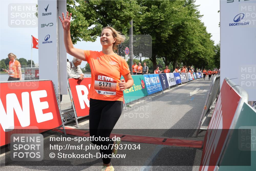 15.06.2025 - REWE Women's Run Strokosch-Dieckow http://msf.ph/oto/7937034 15.06.2025 11:10:34 Ziel 5171, 5182, 5488, 5545, 5612 meine-sportfotos.de