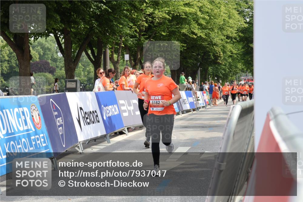 15.06.2025 - REWE Women's Run Strokosch-Dieckow http://msf.ph/oto/7937047 15.06.2025 11:10:38 Ziel 5171, 5182, 5500 meine-sportfotos.de