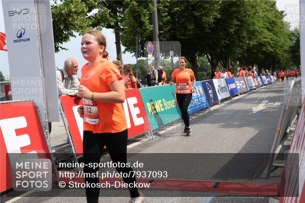 15.06.2025 - REWE Women's Run Strokosch-Dieckow http://msf.ph/oto/7937093 15.06.2025 11:10:41 Ziel 5182, 5500 meine-sportfotos.de