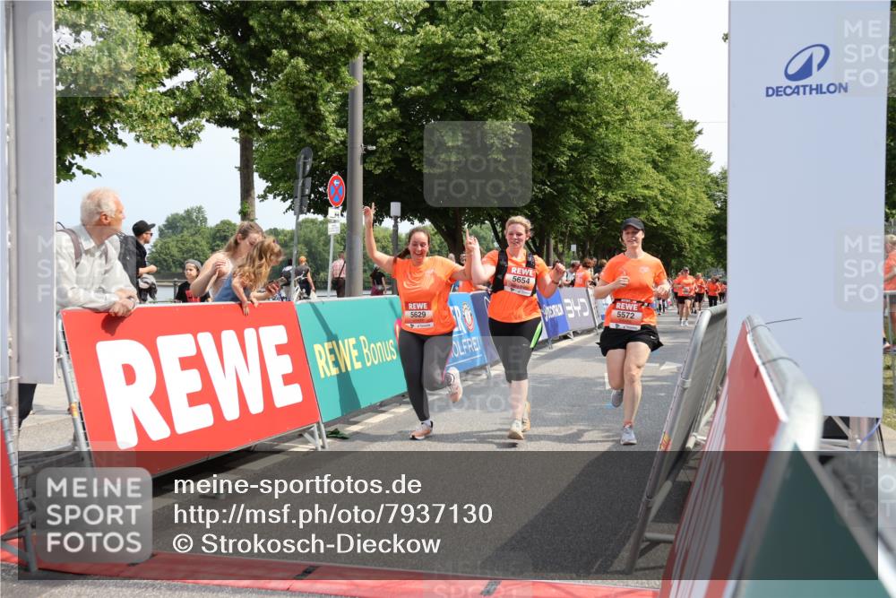 15.06.2025 - REWE Women's Run Strokosch-Dieckow http://msf.ph/oto/7937130 15.06.2025 11:10:54 Ziel 5572, 5629, 5654 meine-sportfotos.de
