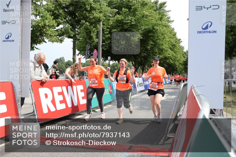 15.06.2025 - REWE Women's Run Strokosch-Dieckow http://msf.ph/oto/7937143 15.06.2025 11:10:55 Ziel 5490, 5572, 5629, 5654 meine-sportfotos.de