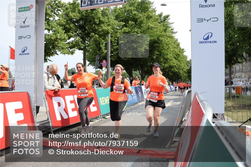 15.06.2025 - REWE Women's Run Strokosch-Dieckow http://msf.ph/oto/7937159 15.06.2025 11:10:55 Ziel 5490, 5572, 5629, 5654 meine-sportfotos.de