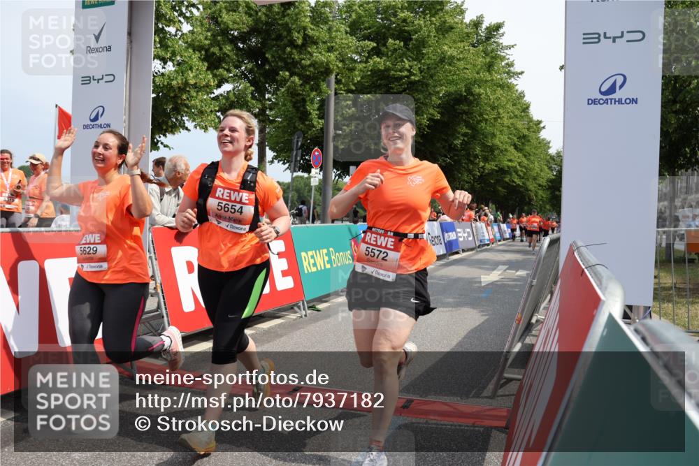 15.06.2025 - REWE Women's Run Strokosch-Dieckow http://msf.ph/oto/7937182 15.06.2025 11:10:56 Ziel 5490, 5572, 5629, 5654 meine-sportfotos.de