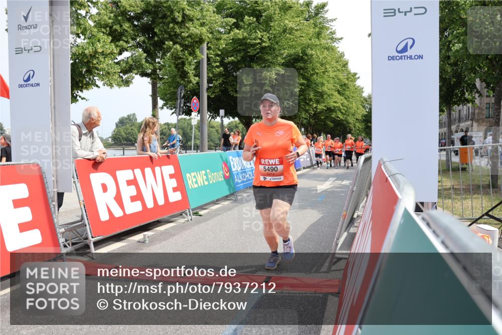 15.06.2025 - REWE Women's Run Strokosch-Dieckow http://msf.ph/oto/7937212 15.06.2025 11:11:02 Ziel 5035, 5038, 5490, 5572, 5629, 5654 meine-sportfotos.de
