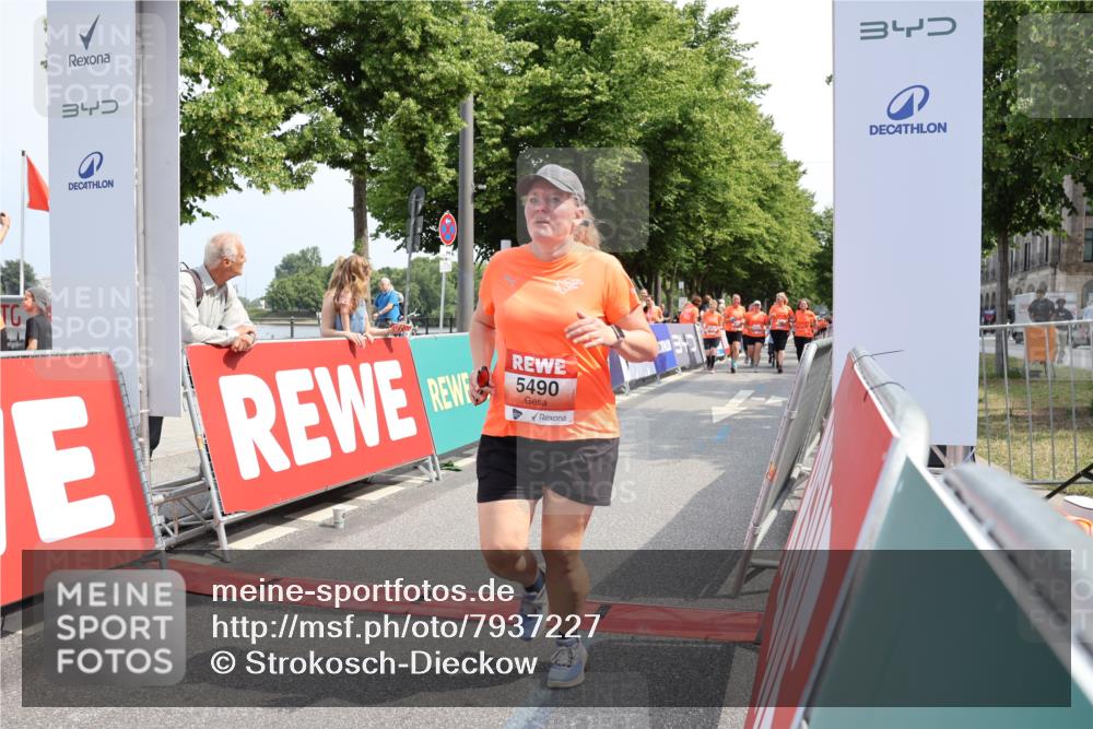 15.06.2025 - REWE Women's Run Strokosch-Dieckow http://msf.ph/oto/7937227 15.06.2025 11:11:02 Ziel 5035, 5038, 5490, 5572, 5629, 5654 meine-sportfotos.de