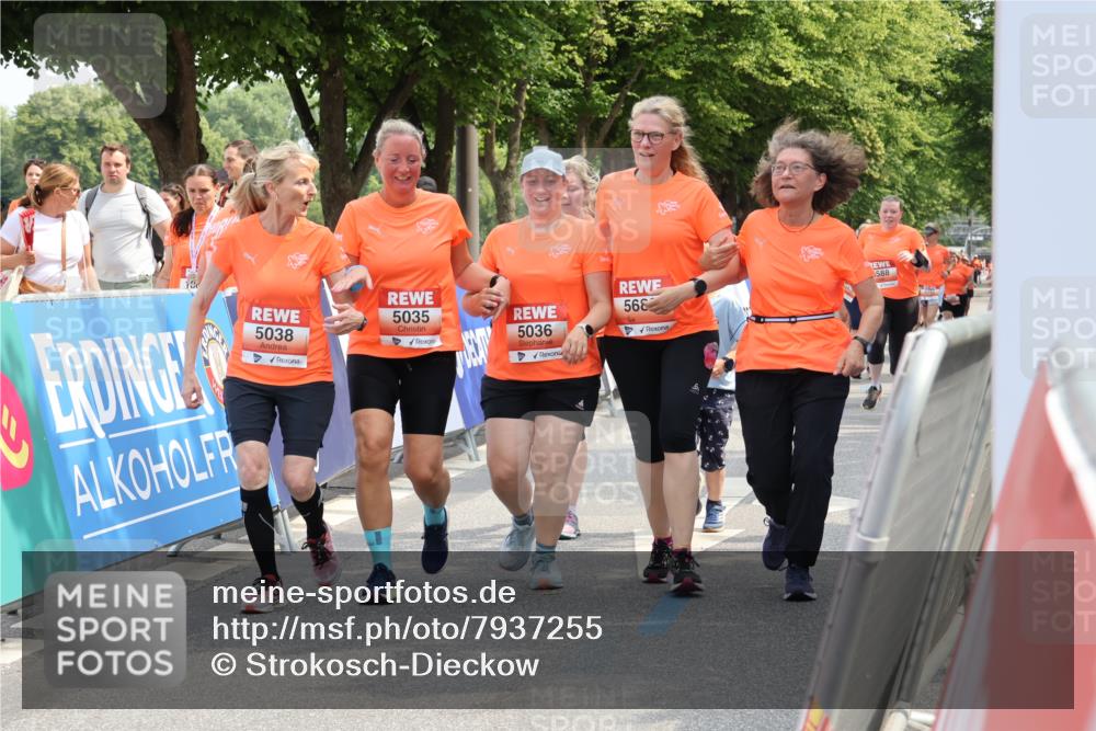 15.06.2025 - REWE Women's Run Strokosch-Dieckow http://msf.ph/oto/7937255 15.06.2025 11:11:06 Ziel 5035, 5036, 5037, 5038, 5286, 5490, 5588, 5689 meine-sportfotos.de