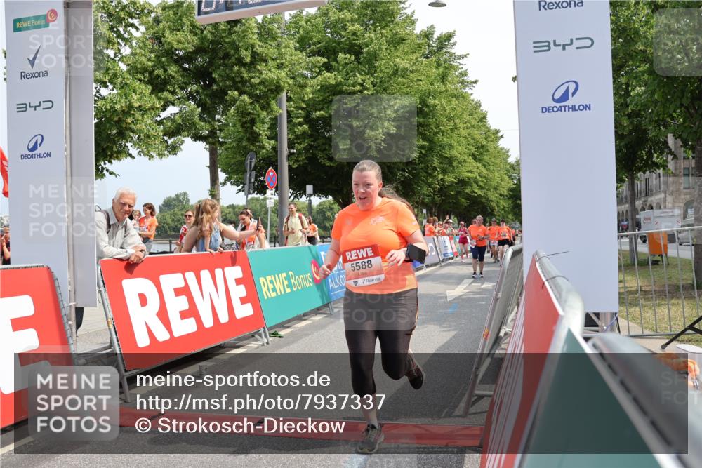 15.06.2025 - REWE Women's Run Strokosch-Dieckow http://msf.ph/oto/7937337 15.06.2025 11:11:11 Ziel 5035, 5036, 5037, 5038, 5286, 5476, 5480, 5588, 5689 meine-sportfotos.de