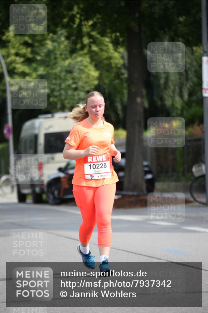 15.06.2025 - REWE Women's Run Jannik Wohlers http://msf.ph/oto/7937342 15.06.2025 09:55:14 Laufen 10228 meine-sportfotos.de
