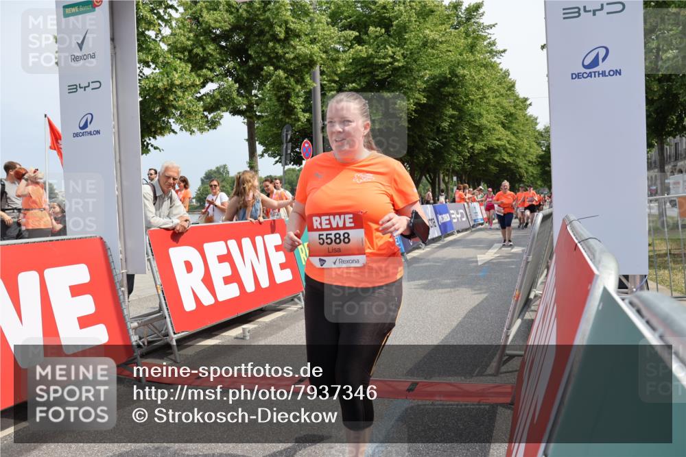 15.06.2025 - REWE Women's Run Strokosch-Dieckow http://msf.ph/oto/7937346 15.06.2025 11:11:12 Ziel 5035, 5036, 5037, 5038, 5283, 5286, 5362, 5476, 5480, 5588, 5684, 5689 meine-sportfotos.de
