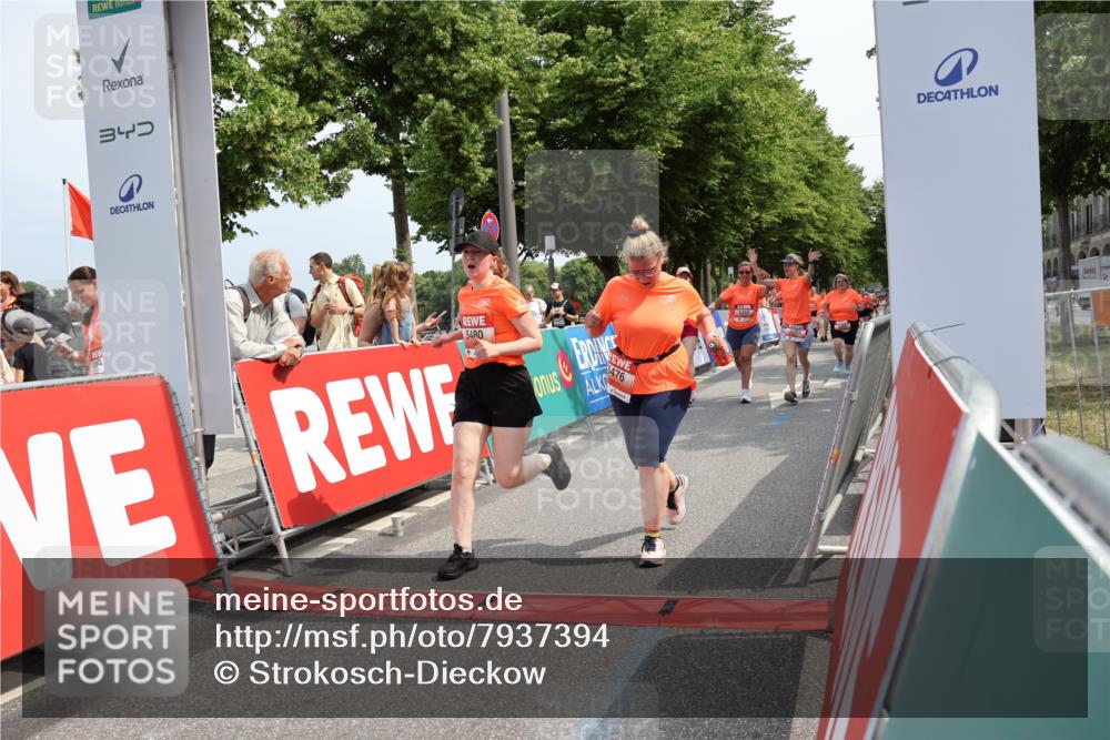 15.06.2025 - REWE Women's Run Strokosch-Dieckow http://msf.ph/oto/7937394 15.06.2025 11:11:15 Ziel 5035, 5036, 5037, 5038, 5192, 5283, 5286, 5362, 5382, 5476, 5480, 5588, 5684, 5689 meine-sportfotos.de