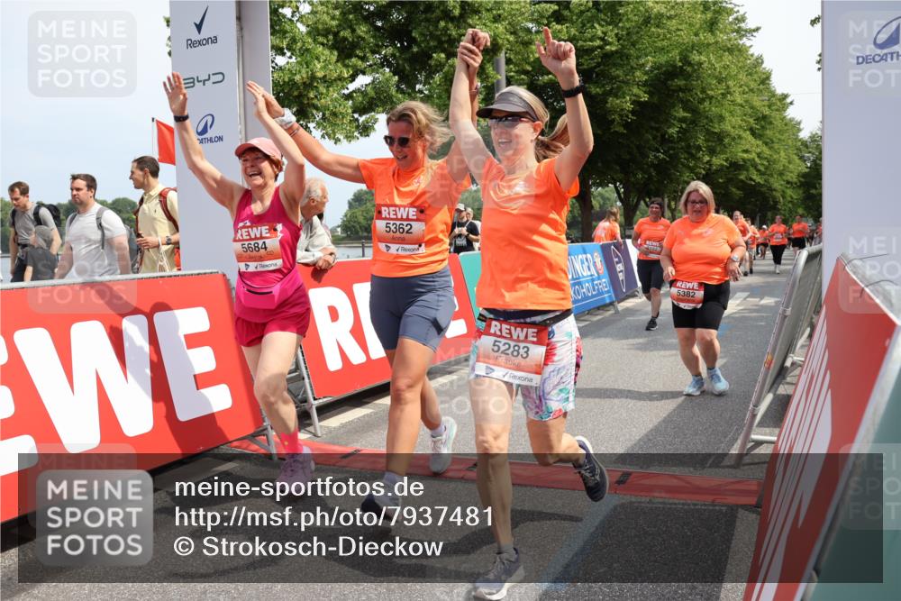 15.06.2025 - REWE Women's Run Strokosch-Dieckow http://msf.ph/oto/7937481 15.06.2025 11:11:18 Ziel 5033, 5165, 5192, 5283, 5362, 5382, 5407, 5445, 5476, 5480, 5588, 5684 meine-sportfotos.de