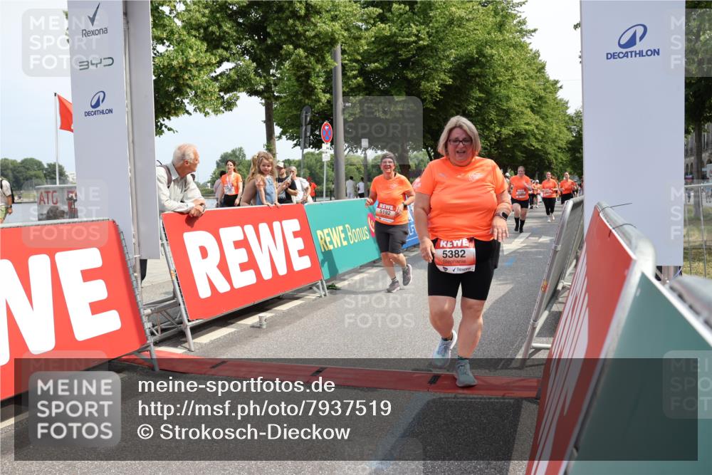 15.06.2025 - REWE Women's Run Strokosch-Dieckow http://msf.ph/oto/7937519 15.06.2025 11:11:20 Ziel 5011, 5033, 5165, 5192, 5283, 5362, 5382, 5407, 5445, 5476, 5480, 5587, 5684 meine-sportfotos.de