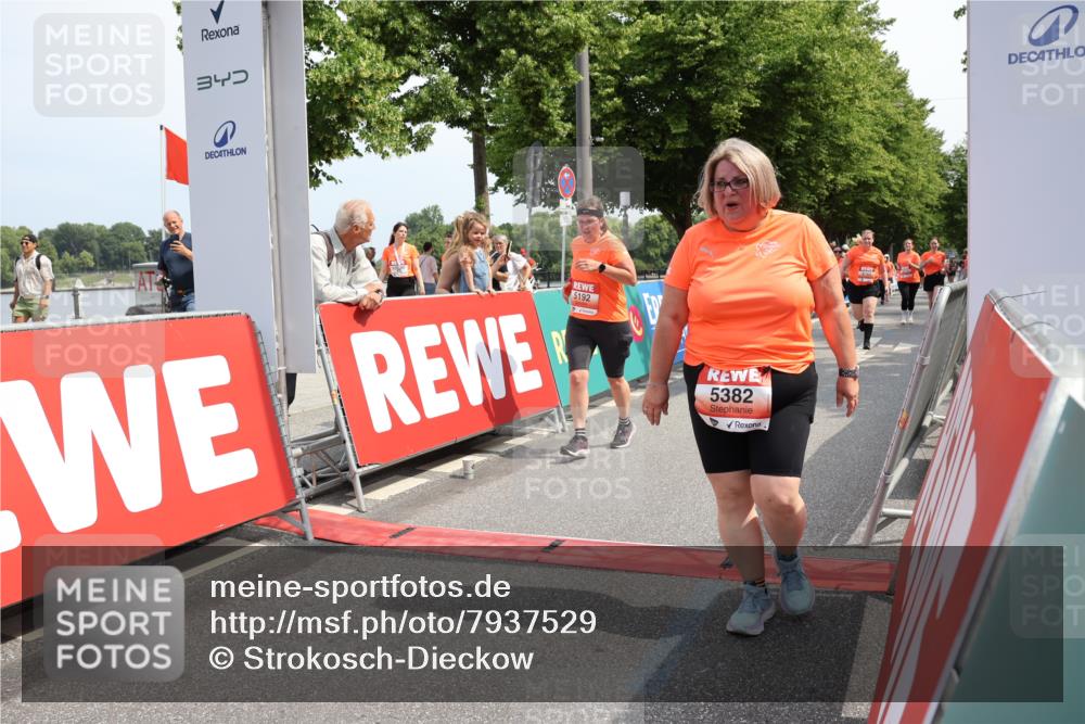 15.06.2025 - REWE Women's Run Strokosch-Dieckow http://msf.ph/oto/7937529 15.06.2025 11:11:20 Ziel 5011, 5033, 5165, 5192, 5283, 5362, 5382, 5407, 5445, 5476, 5480, 5587, 5684 meine-sportfotos.de