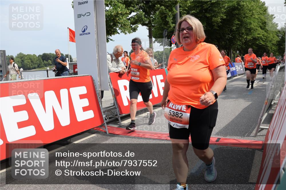 15.06.2025 - REWE Women's Run Strokosch-Dieckow http://msf.ph/oto/7937552 15.06.2025 11:11:21 Ziel 5011, 5033, 5165, 5192, 5283, 5362, 5382, 5407, 5445, 5446, 5476, 5480, 5587, 5684 meine-sportfotos.de