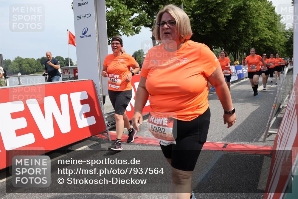 15.06.2025 - REWE Women's Run Strokosch-Dieckow http://msf.ph/oto/7937564 15.06.2025 11:11:21 Ziel 5011, 5033, 5165, 5192, 5283, 5362, 5382, 5407, 5445, 5446, 5476, 5480, 5587, 5684 meine-sportfotos.de