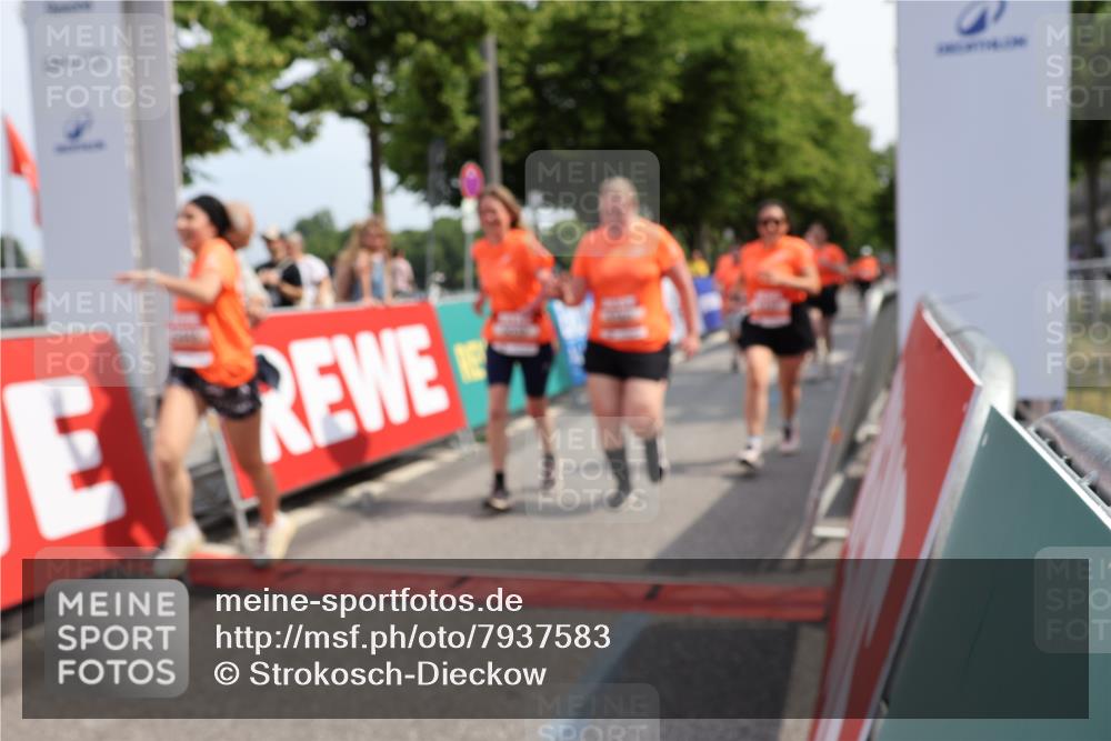 15.06.2025 - REWE Women's Run Strokosch-Dieckow http://msf.ph/oto/7937583 15.06.2025 11:11:23 Ziel 5011, 5033, 5119, 5165, 5192, 5283, 5291, 5362, 5382, 5407, 5445, 5446, 5504, 5587, 5684 meine-sportfotos.de