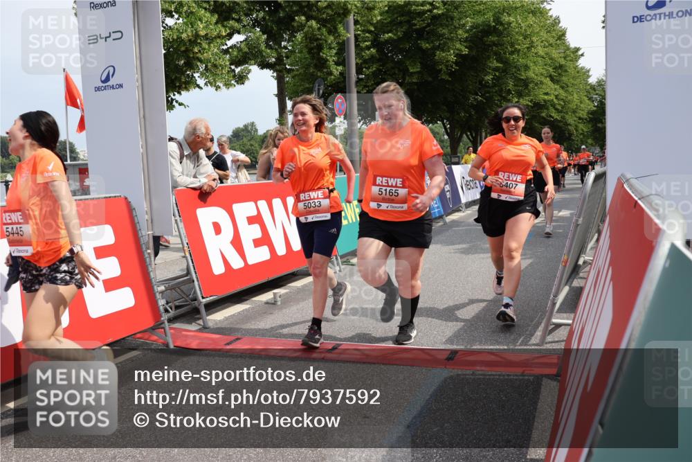 15.06.2025 - REWE Women's Run Strokosch-Dieckow http://msf.ph/oto/7937592 15.06.2025 11:11:23 Ziel 5011, 5033, 5119, 5165, 5192, 5283, 5291, 5362, 5382, 5407, 5445, 5446, 5504, 5587, 5684 meine-sportfotos.de