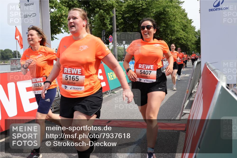 15.06.2025 - REWE Women's Run Strokosch-Dieckow http://msf.ph/oto/7937618 15.06.2025 11:11:24 Ziel 5011, 5033, 5119, 5165, 5192, 5283, 5291, 5362, 5382, 5407, 5445, 5446, 5504, 5587, 5684 meine-sportfotos.de