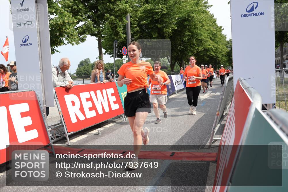 15.06.2025 - REWE Women's Run Strokosch-Dieckow http://msf.ph/oto/7937649 15.06.2025 11:11:25 Ziel 5011, 5033, 5119, 5165, 5192, 5232, 5283, 5291, 5362, 5382, 5407, 5445, 5446, 5504, 5527, 5587, 5684 meine-sportfotos.de