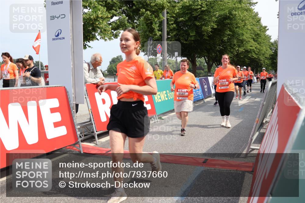 15.06.2025 - REWE Women's Run Strokosch-Dieckow http://msf.ph/oto/7937660 15.06.2025 11:11:26 Ziel 5011, 5033, 5119, 5165, 5192, 5232, 5291, 5382, 5407, 5445, 5446, 5504, 5527, 5587 meine-sportfotos.de